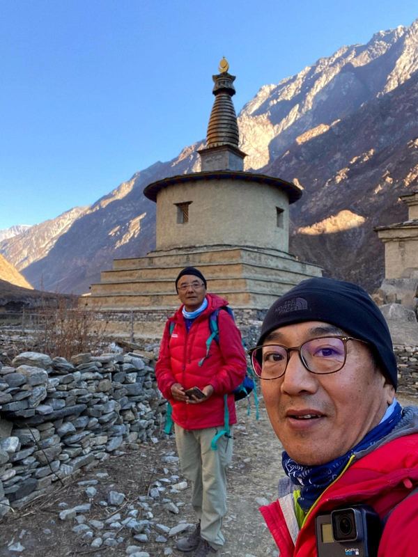 Founders Pasang Tshering Sherpa and Ang Jangbu Sherpa on the trail